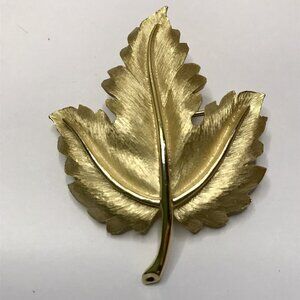 Rare VTG Trifari Signed Gold Leaf Pin Brooch Boho Western Country Gardening Mod